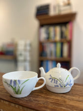 Afbeelding in Gallery-weergave laden, Theepot en kopje met boshyacint