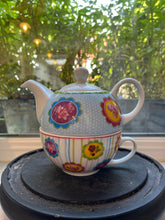 Afbeelding in Gallery-weergave laden, Theepot en kopje in zomerkleuren