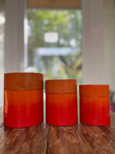 Afbeelding in Gallery-weergave laden, Vintage blikken dozen in oranje-rood