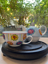 Afbeelding in Gallery-weergave laden, Theepot en kopje in zomerkleuren