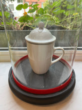 Afbeelding in Gallery-weergave laden, Theekop met een zeefje van porselein