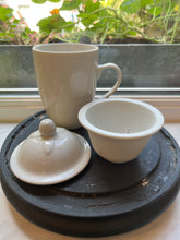 Afbeelding in Gallery-weergave laden, Theekop met een zeefje van porselein