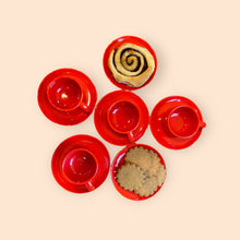 Afbeelding in Gallery-weergave laden, Rode koffietasjes met bijpassende schoteltjes