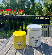 Afbeelding in Gallery-weergave laden, Pippi Langkous - blikken dozen/geel & wit