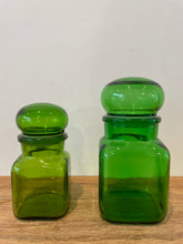 Afbeelding in Gallery-weergave laden, Twee groene potjes in apothekersstijl