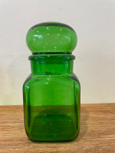 Afbeelding in Gallery-weergave laden, Twee groene potjes in apothekersstijl