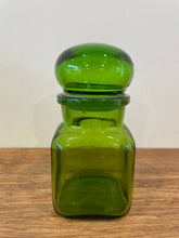 Afbeelding in Gallery-weergave laden, Twee groene potjes in apothekersstijl