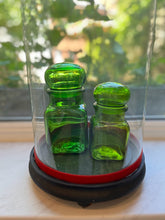 Afbeelding in Gallery-weergave laden, Twee groene potjes in apothekersstijl