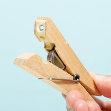 Afbeelding in Gallery-weergave laden, Leeslamp - wasknijper hout