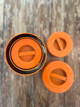 Afbeelding in Gallery-weergave laden, Vintage blikken dozen in oranje-rood
