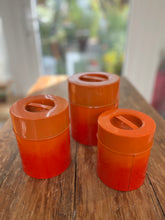 Afbeelding in Gallery-weergave laden, Vintage blikken dozen in oranje-rood
