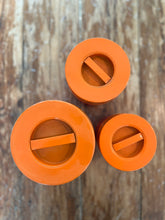 Afbeelding in Gallery-weergave laden, Vintage blikken dozen in oranje-rood
