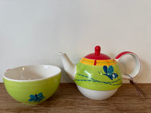 Afbeelding in Gallery-weergave laden, Theepot en kopje in lentekleuren
