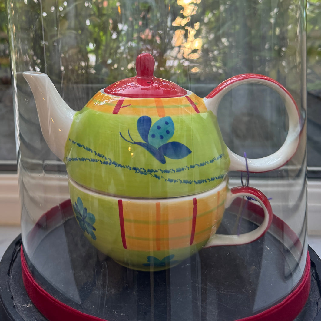Theepot en kopje in lentekleuren